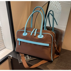 Detailansicht der blau-braunen wasserdichten Nylon-Reisetasche mit langer Reißverschlusstasche