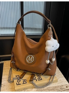 Grand sac fourre-tout marron avec logo M en métal, bandoulière chaîne et charme nuage