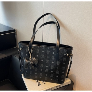 Détail du sac cabas noir avec motif d'ours et accessoire de charme ours mignon