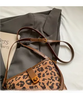 Detailansicht der Leoparden-Beuteltasche mit Goldschnalle und Leder-Schultergurt