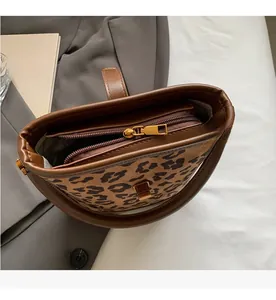 Detailansicht des glatten Gold-Reißverschlusses und Innenraums der Beuteltasche mit Leoprint