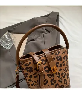 Detail der Bucket Bag mit Leopardenmuster, braunen Ledergriffen und Metallverschluss