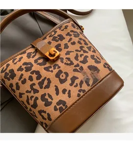 Nahaufnahme der Leopardenmuster-Textur und der goldenen Schnalle an der Tasche