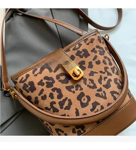 Detailaufnahme der Leopardenmuster-Beuteltasche mit goldfarbenem Drehverschluss