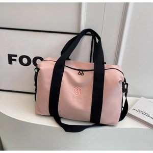 Détail du sac de voyage en nylon rose avec broderie NINGJIA et bandoulière réglable