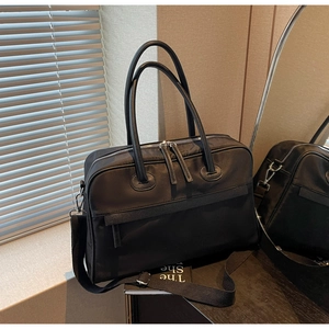 Detail der schwarzen Reisetasche mit großem Fassungsvermögen und Doppelreißverschluss
