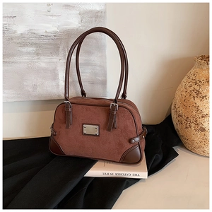 Dettaglio della borsa Boston vintage in pelle scamosciata marrone con manici in pelle