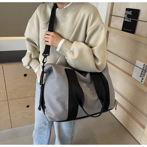 Détail du grand sac de voyage gris avec logo Lingjia et bandoulière réglable