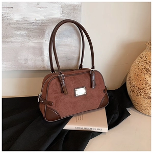 Dettaglio della borsa Boston vintage in pelle scamosciata marrone con cinturini