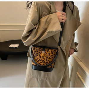 Detail der Bucket Bag mit Leopardenmuster, goldenem Drehverschluss und Schultergurt