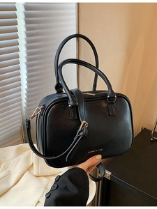 Borsa Boston retrò in pelle nera con logo argento e tracolla regolabile elegante