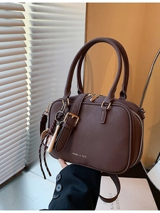 Borsa Boston retrò in pelle PU marrone scuro opaca con doppi manici e ciondolo da baseball