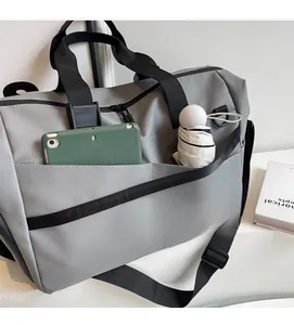 Dettaglio delle tasche laterali della borsa da viaggio grigia con tablet