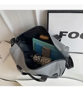Vista interna della grande borsa da viaggio grigia con spazio per tablet e accessori