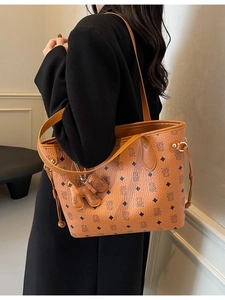 Grand sac cabas caramel avec imprimé ours et breloque chien porté à l'épaule