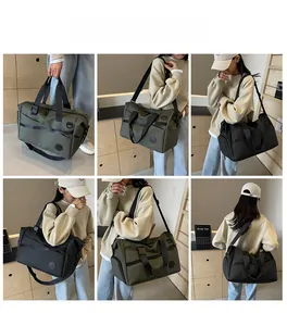 Dettaglio della borsa da viaggio capiente con diverse opzioni di trasporto e spallacci
