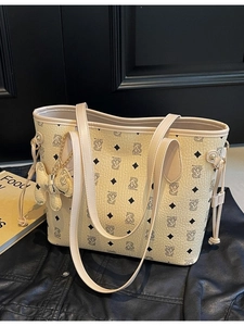 Grand sac cabas beige avec motif ours et texture cuir pour le trajet quotidien