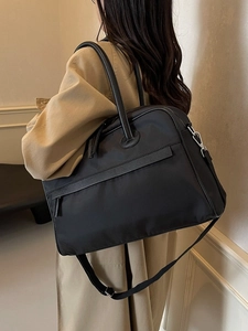 Schwarze Nylon-Reisetasche mit großem Fassungsvermögen, Ledergriffen und Schultergurt