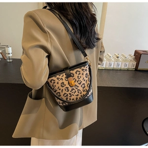 Detailansicht der Beuteltasche mit Leopardenmuster, Lederboden und goldenem Schloss