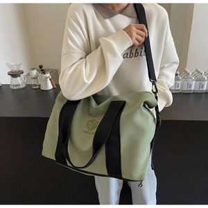 Sac de voyage vert clair grande capacité avec poignées noires et bandoulière réglable