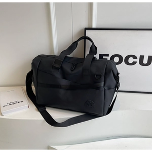 Dettaglio della borsa da viaggio nera impermeabile con tracolla e manici resistenti