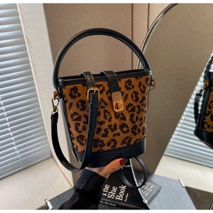 Dettaglio della borsa a secchiello leopardata con chiusura in metallo e manico