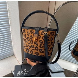 Dettaglio borsa a secchiello leopardata con chiusura a rotazione dorata e manico tondo