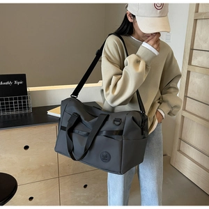Dettaglio della borsa da viaggio in nylon grigio scuro impermeabile con grande capacità