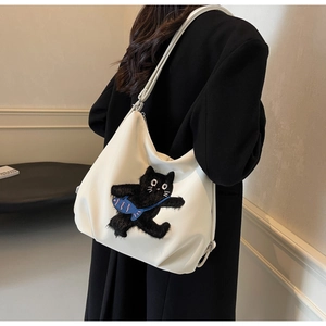 Détail du sac fourre-tout blanc avec patch chat 3D en peluche et texture en similicuir