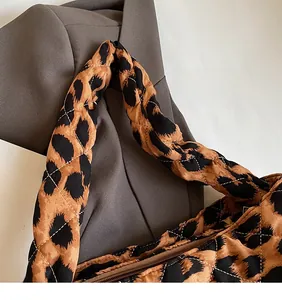 Vue détaillée du sac à bandoulière matelassé à motif léopard avec longue bandoulière souple