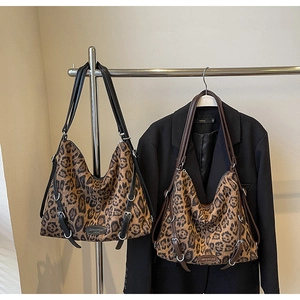 Dettaglio delle borse hobo leopardate con finiture nere e marroni alla moda