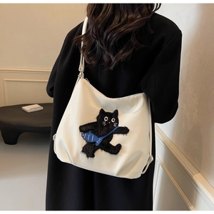 Sac fourre-tout blanc en nylon avec broderie chat et pendentif poisson sur modèle