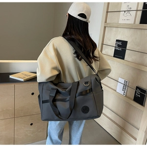Dettaglio della borsa da viaggio grigia in nylon impermeabile con manici e gancio in D