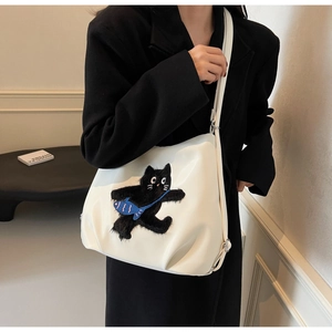 Détail du sac cabas en PU blanc avec écusson chat 3D et accessoire poisson bleu