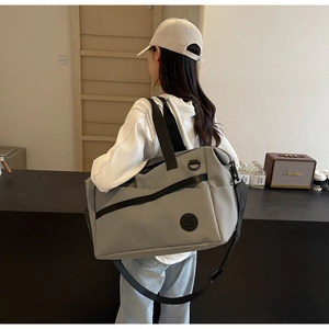 Borsa da viaggio grigia impermeabile con ampia tracolla e grande capacità vista sul modello