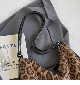 Dettaglio della borsa tote leopardata con lunghe tracolle in pelle sintetica liscia