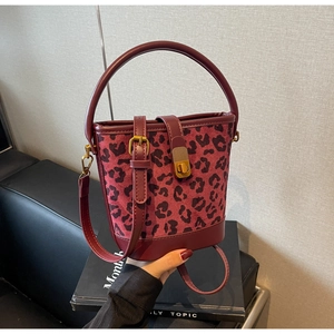 Nahaufnahme der Leoparden-Beuteltasche mit weinrotem Leder und goldener Metallschnalle