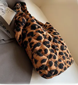 Détail d'un sac cabas matelassé léopard avec poignée nouée et texture en nylon