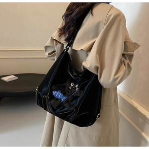 Détail du grand sac cabas noir avec broderie chat en peluche et petit poisson bleu