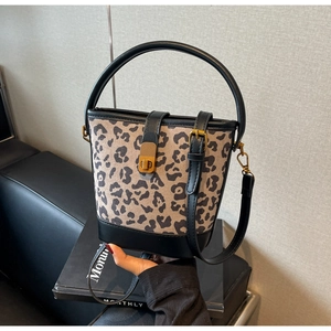 Detail der Leoparden-Beuteltasche mit Lederboden und elegantem Metall-Drehverschluss