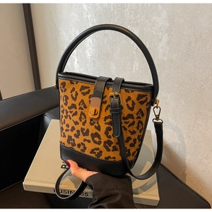Detail der Leoparden-Beuteltasche mit goldenem Drehverschluss und Wildleder-Finish