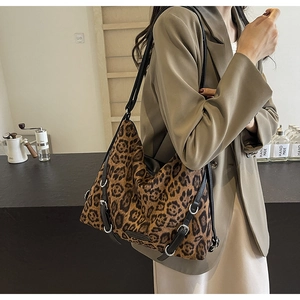 Dettaglio della borsa leopardata con finiture in pelle nera e fibbia in metallo argento