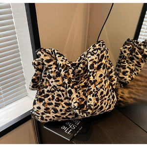 Grand sac cabas matelassé à imprimé léopard avec poignées rembourrées et design élégant