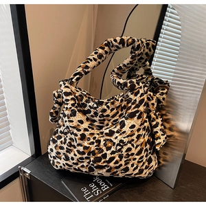 Détail du sac cabas matelassé à imprimé léopard avec une poignée torsadée élégante
