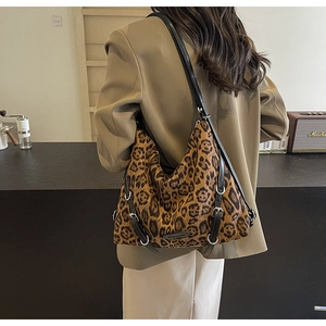 Dettaglio della grande borsa hobo leopardata con tracolla nera e fibbie in metallo