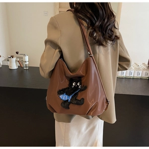 Détail du sac cabas marron en cuir PU brillant avec broderie chat de dessin animé