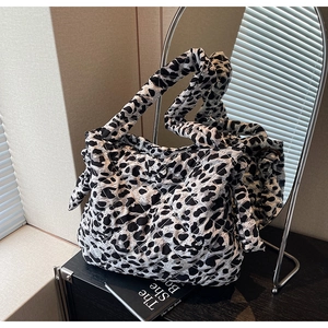 Gros plan sur le tissu en nylon matelassé avec imprimé léopard noir et blanc sur le sac