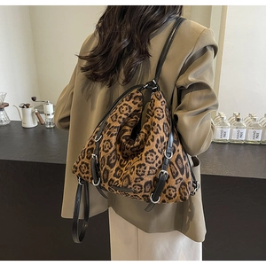 Dettaglio della borsa hobo con stampa leopardata e fibbia metallica argentata laterale