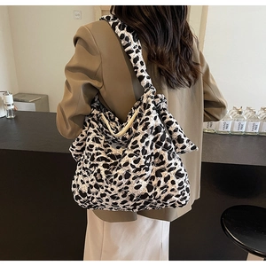 Vue détaillée du sac cabas matelassé à imprimé léopard avec fermeture éclair et texture