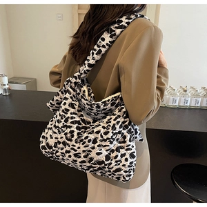 Grand sac fourre-tout matelassé à motif léopard avec bandoulière large en situation